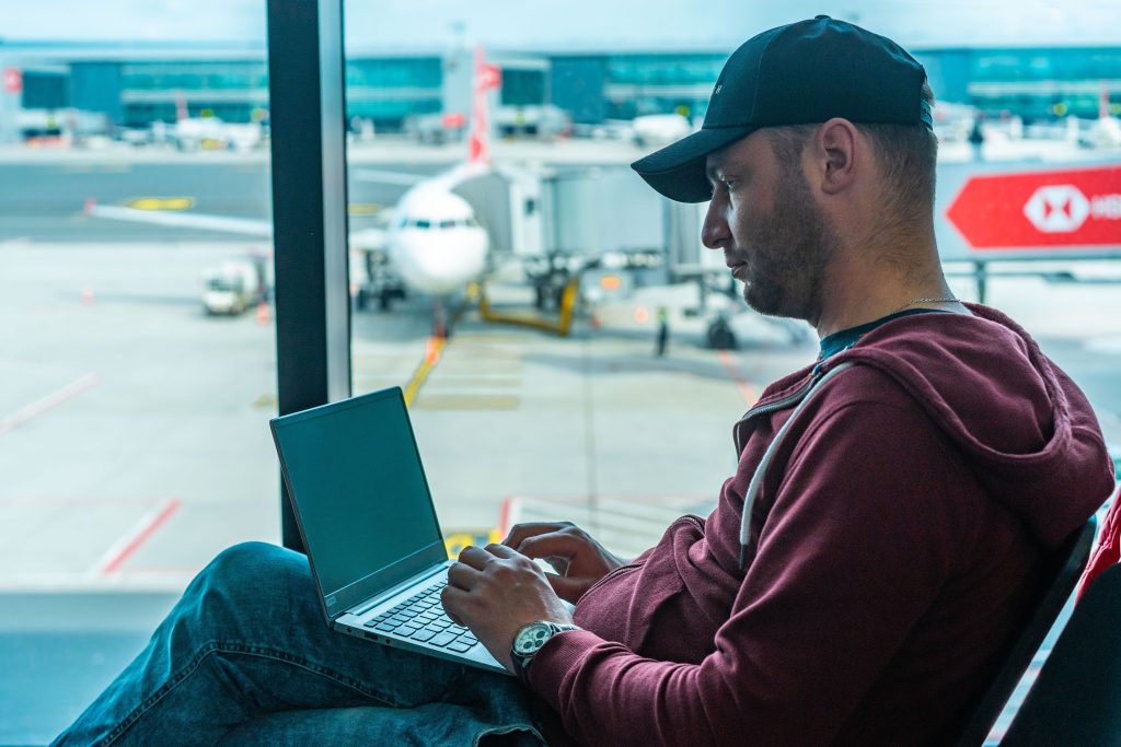 Teadetetahvlil vahetub “Boarding” järsku “Delayed” vastu. Ei mingit selgitust, ei mingit uut kellaaega. Lihtsalt punane sõna, mis rikub kogu järgmise paari tunn