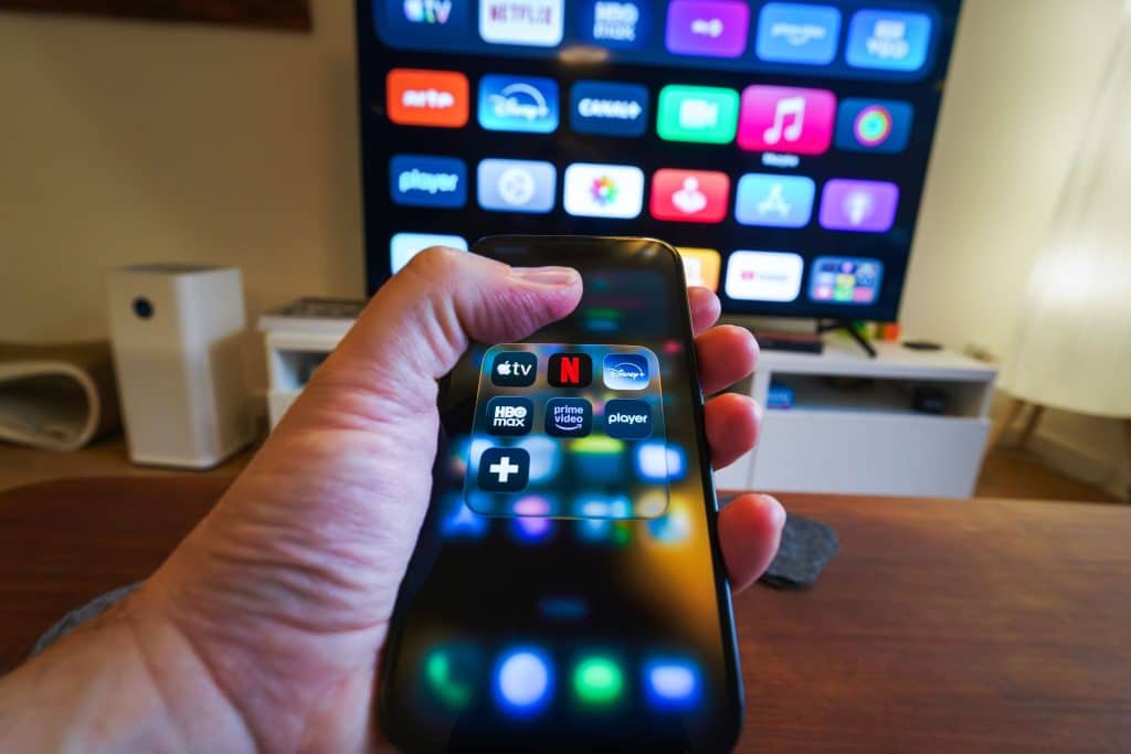 Lennujaama tabloo näitab uut väljumisaega ja esialgu kiireks ümberistumiseks mõeldud paus venib mitmetunniseks. Kohv on joodud, poed läbi käidud ning telefoni u